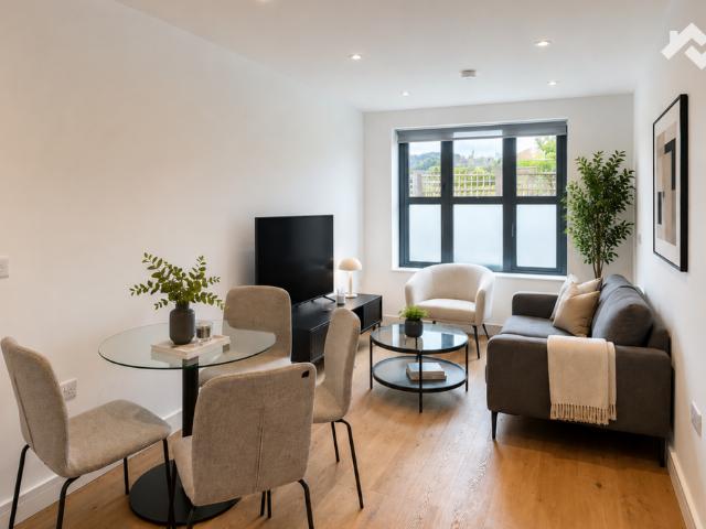 Chertsey KT16 1 bed apartment to rent £1,305 pcm £301 pw