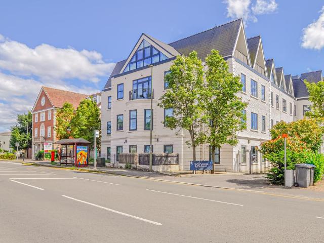 Chertsey KT16 1 bed apartment to rent £1,350 pcm £312 pw