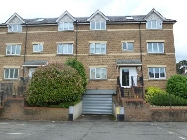 Chertsey Road, Ashford TW15, 1 bed flat to rent, £1,150 pcm | PrimeLocation