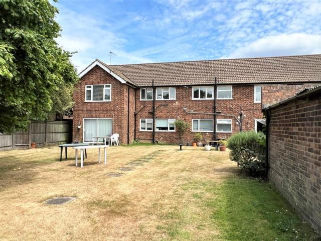 Chertsey Road, Byfleet KT14 2 bed flat to rent £1,550 pcm £358 pw