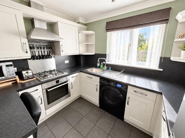 Chertsey Road, Feltham, TW13 1 bed apartment to rent £1,300 pcm £300 pw