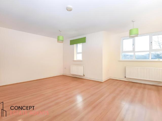 Chertsey Road, Greater London, TW13 2 bed apartment to rent £1,795 pcm £414 pw