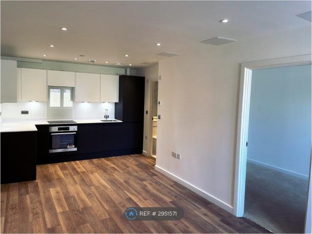 Chertsey Road, Woking GU21, 1 bed flat to rent, £1,350 pcm | PrimeLocation