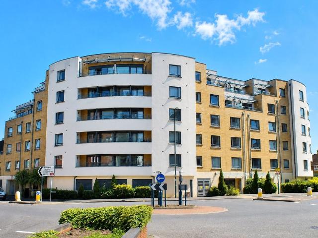 Chertsey Road, Woking, Surrey GU21, 1 bed flat to rent, £1,300 pcm | PrimeLocation