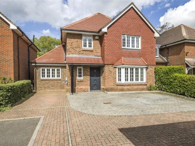 Chertsey, Surrey, KT16 4 bed detached house to rent £3,700 pcm £854 pw