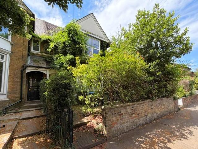 Chertsey, Surrey, KT16 4 bed semi detached house to rent £2,750 pcm £635 pw