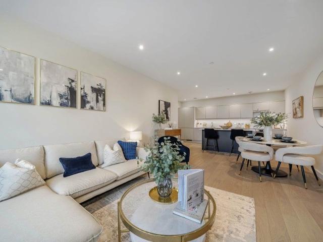 Chertsey, Surrey KT16, 1 bed flat to rent, £1,400 pcm | PrimeLocation