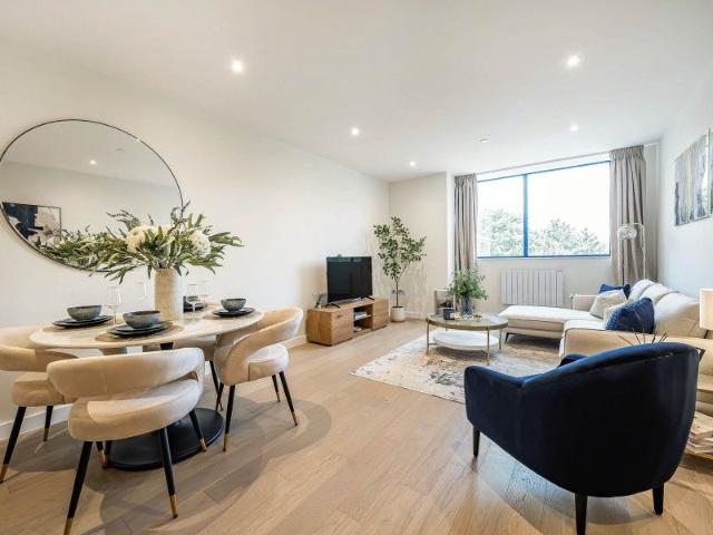 Chertsey, Surrey KT16, 1 bed flat to rent, £1,400 pcm | PrimeLocation