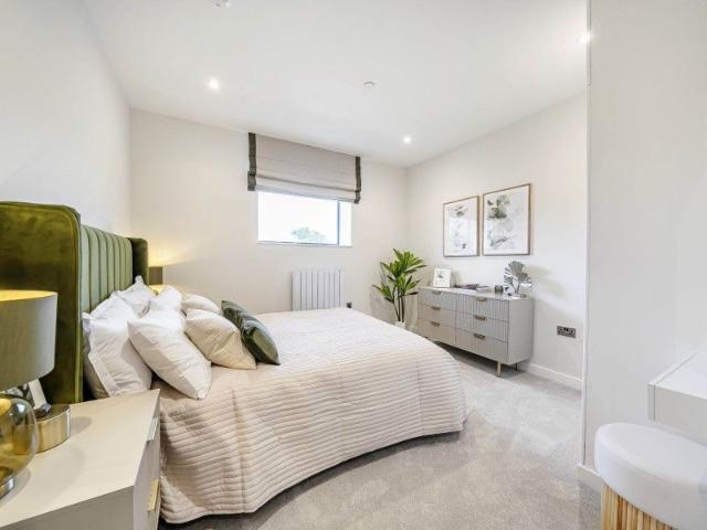 Chertsey, Surrey KT16, 1 bed flat to rent, £1,150 pcm | PrimeLocation