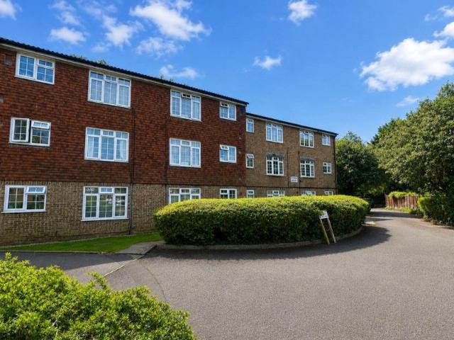 Chertsey, Surrey KT16, 1 bed flat to rent, £1,200 pcm | PrimeLocation