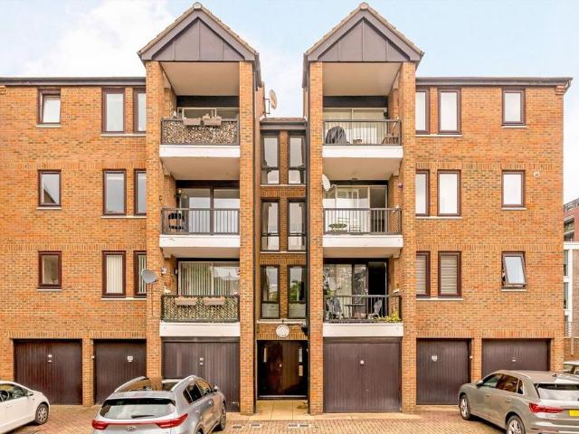 Cheryls Close, London SW6 2 bed flat to rent £3,000 pcm £692 pw