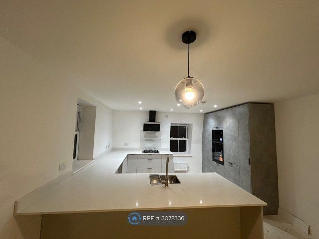 Cheshunt, Waltham Cross EN8, 2 bed flat to rent, £2,095 pcm | PrimeLocation