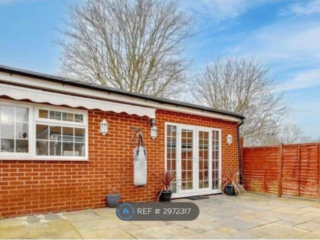 Cheshunt, Waltham Cross EN8, Studio to rent, £1,500 pcm | PrimeLocation