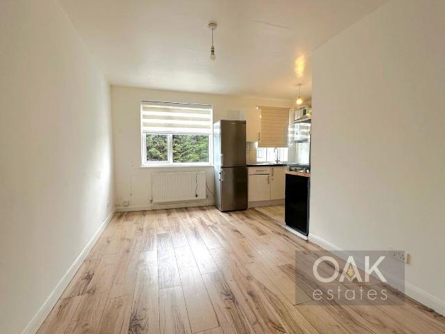 Cheshunt Wash, Cheshunt, Waltham Cross EN8, 2 bed flat to rent, £1,550 pcm | PrimeLocation