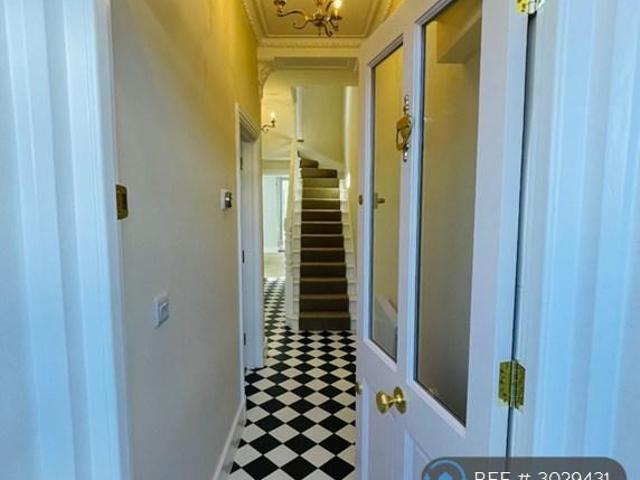 Chessington Road, Ewell, Epsom, KT19 4 bed semi detached house to rent £3,400 pcm £785 pw