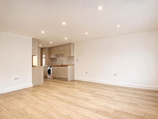 Chessington Road, Ewell KT19, 3 bed flat to rent, £2,195 pcm | PrimeLocation