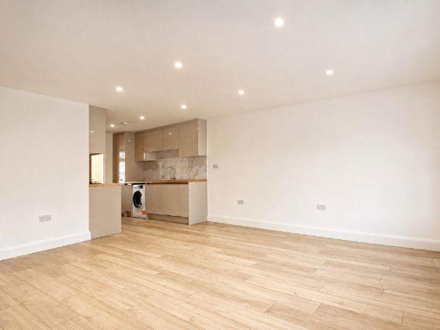 Chessington Road, Ewell 3 bed apartment to rent £2,495 pcm £576 pw
