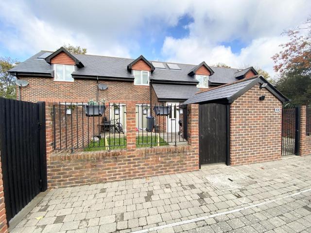 Chesswood Road, Worthing, BN11 2 bed house to rent £1,750 pcm £404 pw