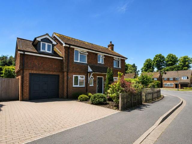 Chestnut Way, Godalming, Surrey, GU7 4 bed detached house to rent £4,500 pcm £1,038 pw