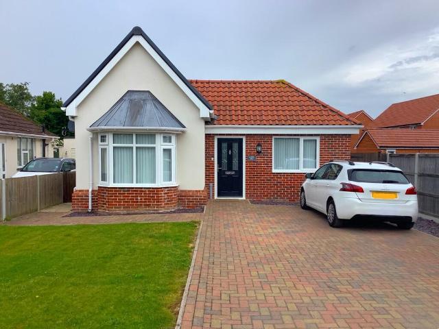 Chestnut Avenue, Frinton on Sea CO13 3 bed detached bungalow to rent £1,500 pcm £346 pw