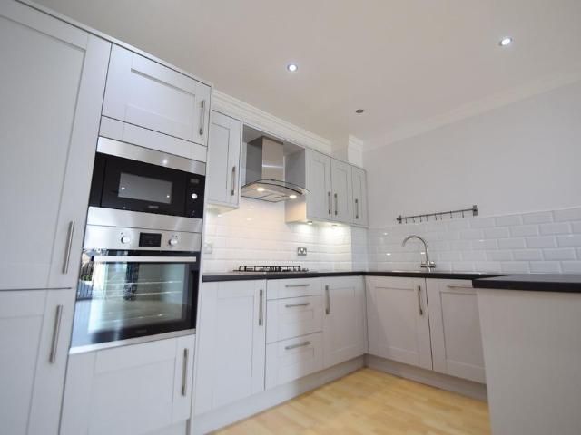 Chestnut Court, Union Road, Nether. 2 bed flat to rent £1,200 pcm £277 pw