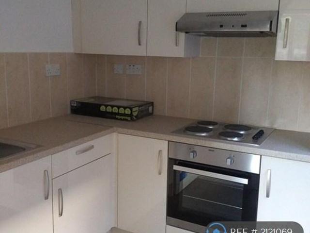 Chestnut Court, London, SW16 Studio to rent £1,350 pcm £312 pw
