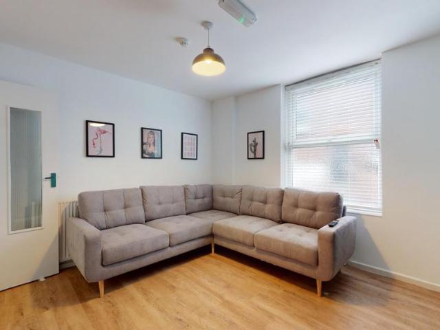 Chestnut Grove, Liverpool L15 5 bed flat to rent £1,863 pcm £430 pw