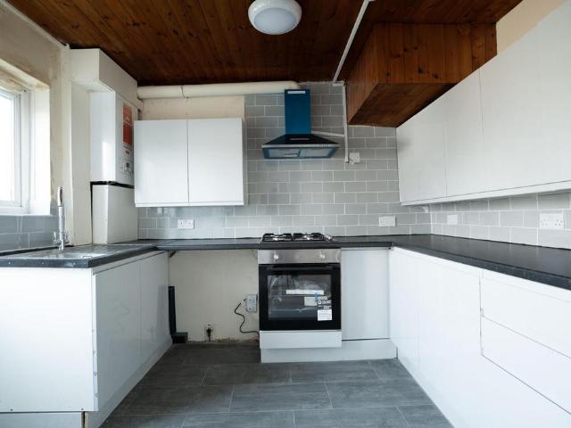 Chestnut Grove, Mitcham 3 bed house to rent £2,400 pcm £554 pw