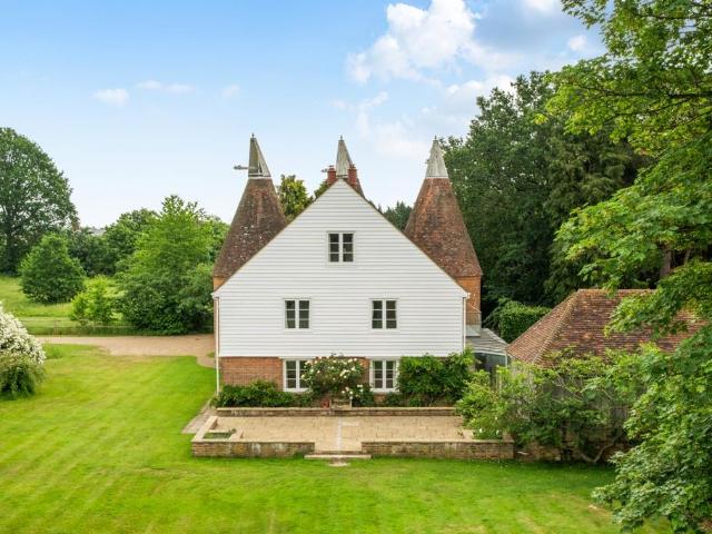 Chestnut Lane Tonbridge TN12 6 bed detached house to rent £5,750 pcm £1,327 pw