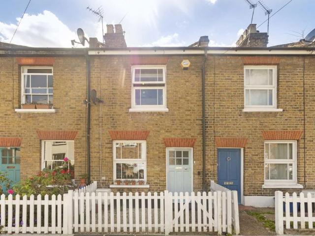 Chestnut Road, London, TW2 5QZ, United Kingdom | 2 bed townhouse for rent #139268096 | Rentberry
