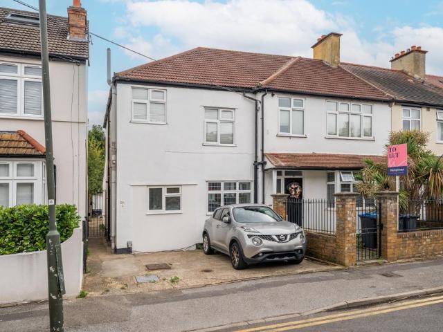 Chestnut Road London SW20 2 bed flat to rent £2,600 pcm £600 pw