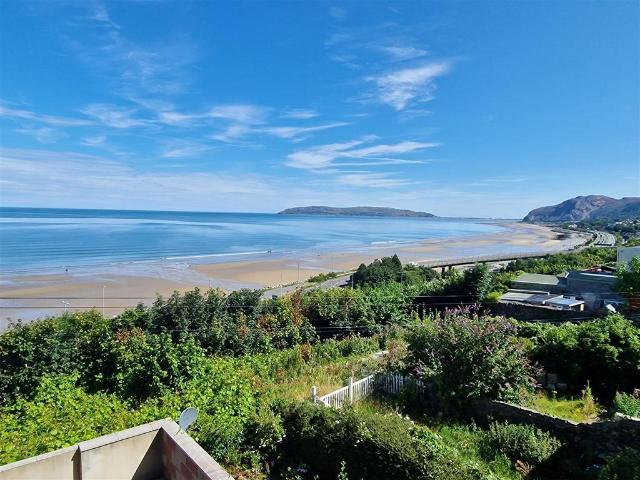 Chester House, Penmaenmawr 2 bed flat to rent £850 pcm £196 pw