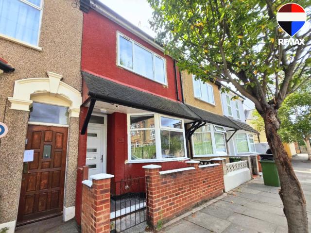 Chester Road, London E16 4 bed terraced house to rent £2,875 pcm £663 pw