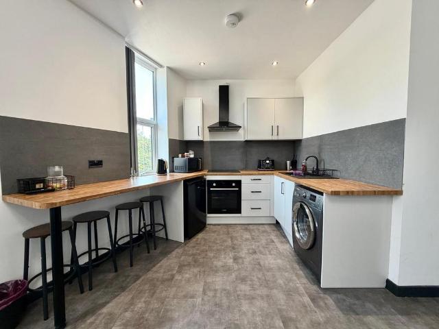 Chester Road, Manchester, M16 2 bed flat to rent £1,300 pcm £300 pw