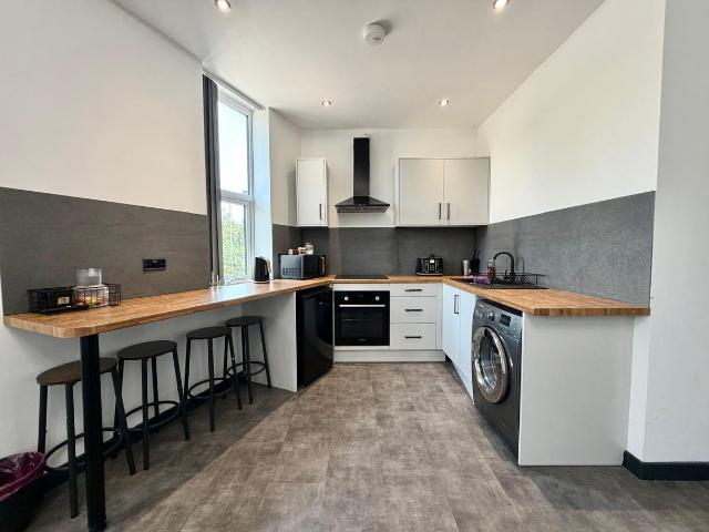 Chester Road, Manchester M16, 2 bed flat to rent, £1,250 pcm | PrimeLocation