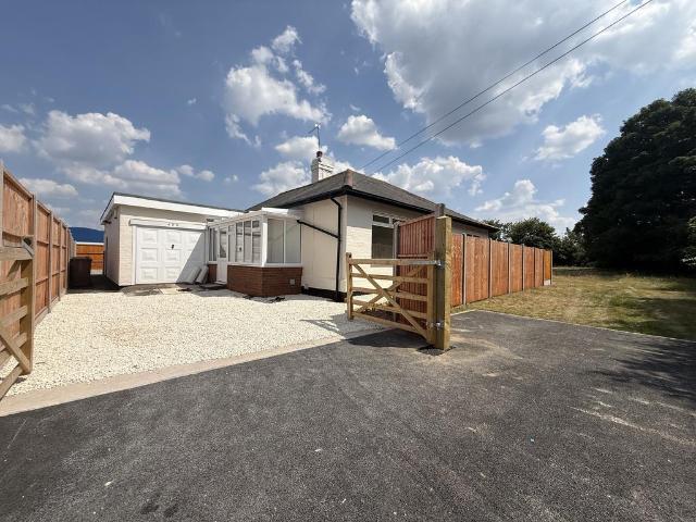 Chester Road, Walsall, WS9 4 bed detached bungalow to rent £2,695 pcm £622 pw