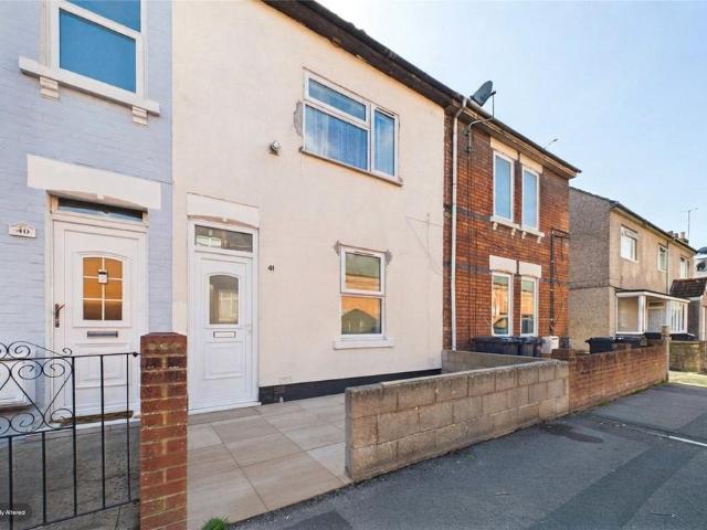 Chester Street, Swindon SN1 3 bed terraced house to rent £1,350 pcm £312 pw