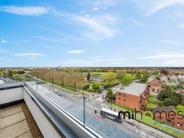 Chesterfield House, Slough 2 bed apartment to rent £1,750 pcm £404 pw
