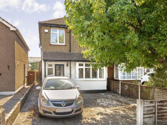 Chesterfield Road, Ashford TW15 3 bed house to rent £2,700 pcm £623 pw