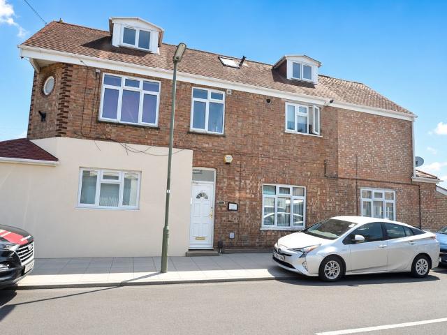 Chesterfield Road, Ashford TW15, 1 bed flat to rent, £1,200 pcm | PrimeLocation
