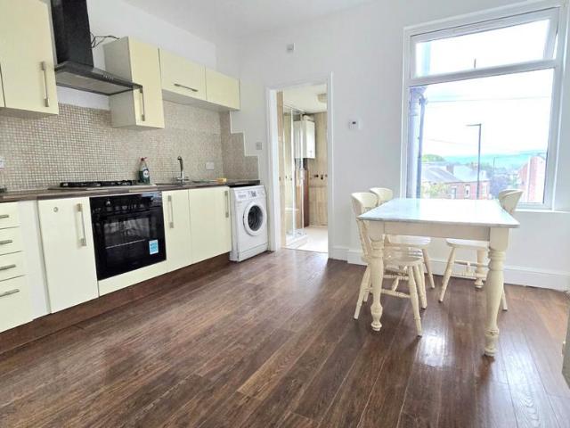 Chesterfield Road, Sheffield S8 2 bed flat to rent £900 pcm £208 pw