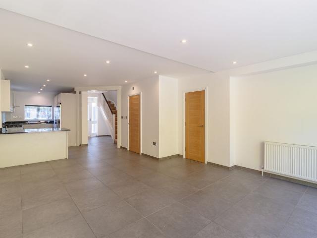 Chesterton Close, Wandsworth SW18, 4 bed shared accommodation to rent, £4,750 pcm | PrimeLocation