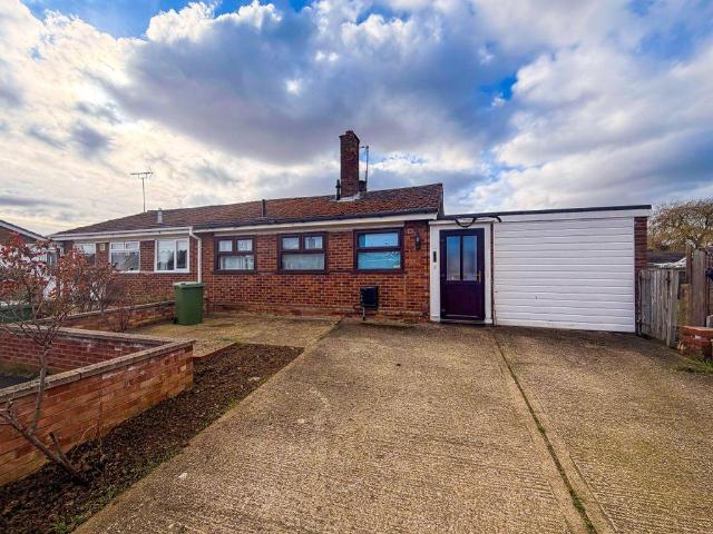 Chesterton Grove, Stanground. 2 bed bungalow to rent £975 pcm £225 pw