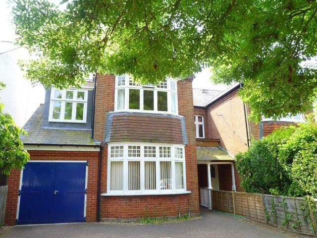 Chesterton Road, Cambridge, CB4 2 bed apartment to rent £1,750 pcm £404 pw