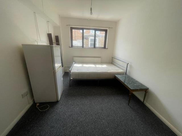 Chesterton Road, London E13 1 bed in a house share to rent £850 pcm £196 pw