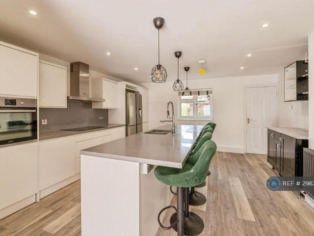 Chittock Mead, Basildon, SS14 5 bed terraced house to rent £2,600 pcm £600 pw