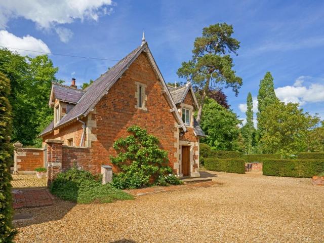 Chittoe SN15 3 bed cottage to rent £2,250 pcm £519 pw