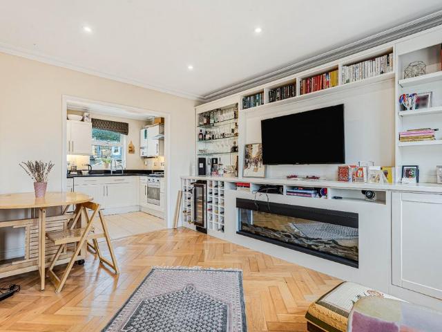 Chivalry Road, London, SW11 2 bed house to rent £3,100 pcm £715 pw