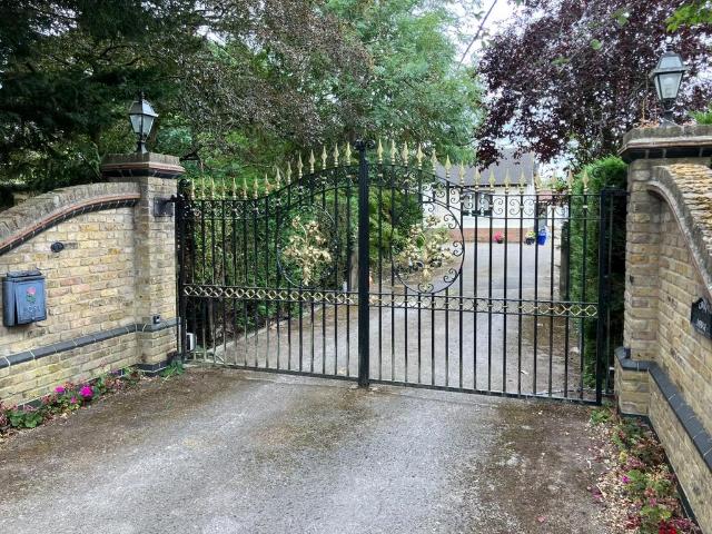 Chivers Road, Brentwood, CM15 2 bed chalet to rent £1,400 pcm £323 pw