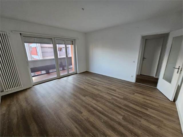Chiasso, affitto ampio 3.5 locali con balcone